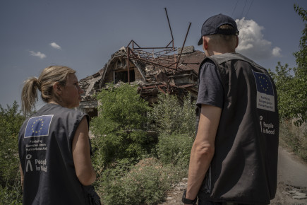 Ve válkou zničené vesnici opravujeme domy 